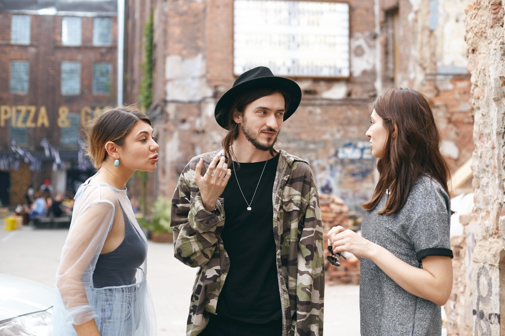 friends speaking in French conversation while learning how to say you’re welcome in French naturally
